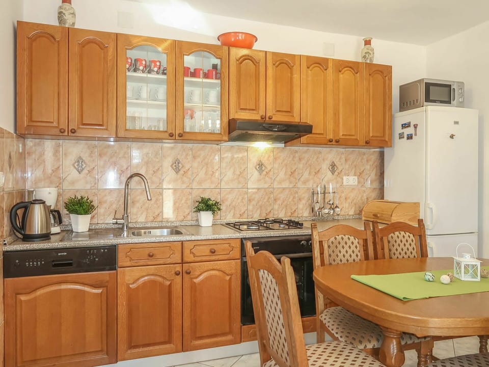 Countertop, Cabinetry, Furniture, Property, Kitchen Appliance, Kitchen, Wood, Kitchen Sink, Drawer, Kitchen Stove