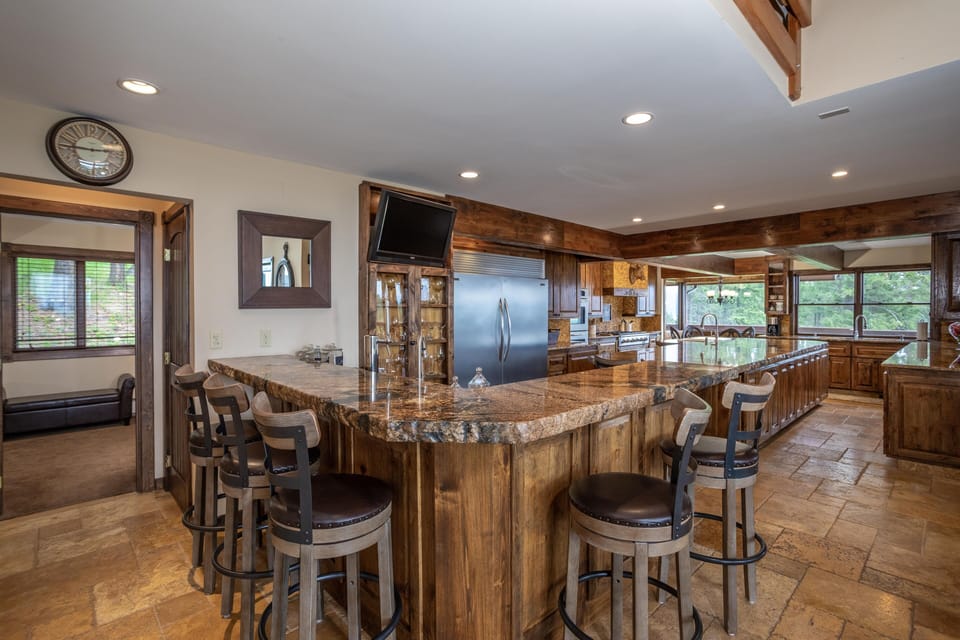 Have breakfast at the bar | Main Level