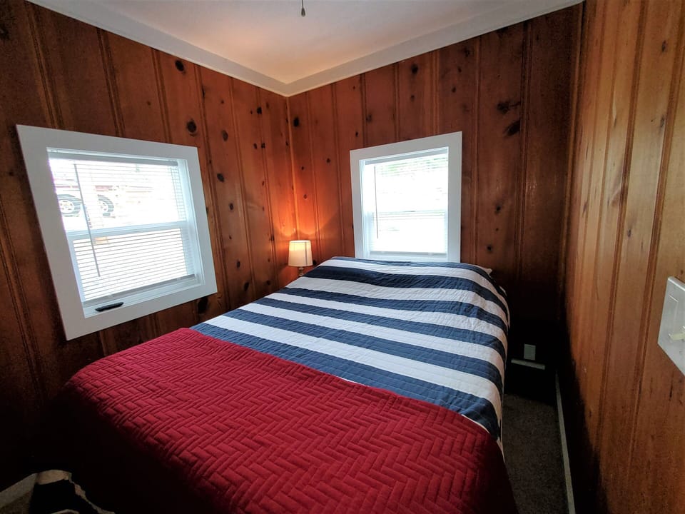 BEDROOM WITH QUEEN BED