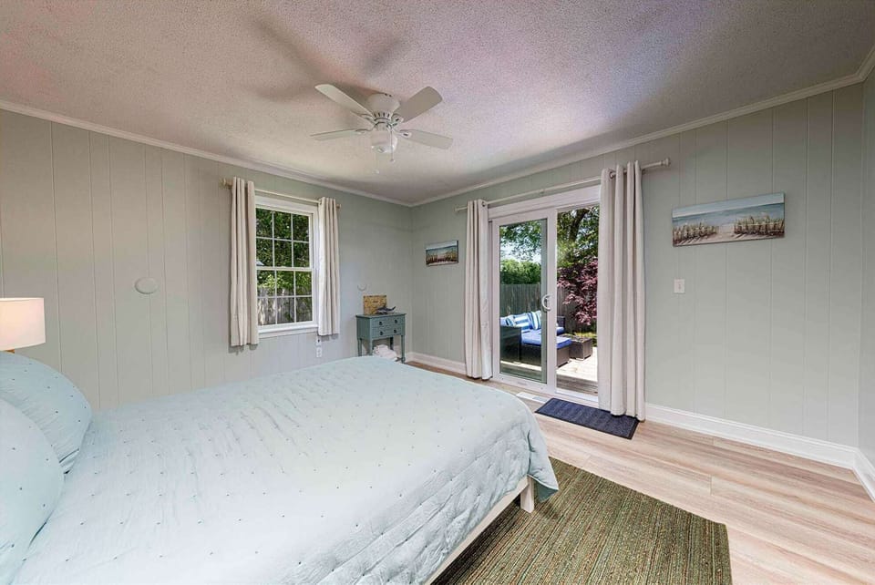 Guest Room Queen Bed pic3.
