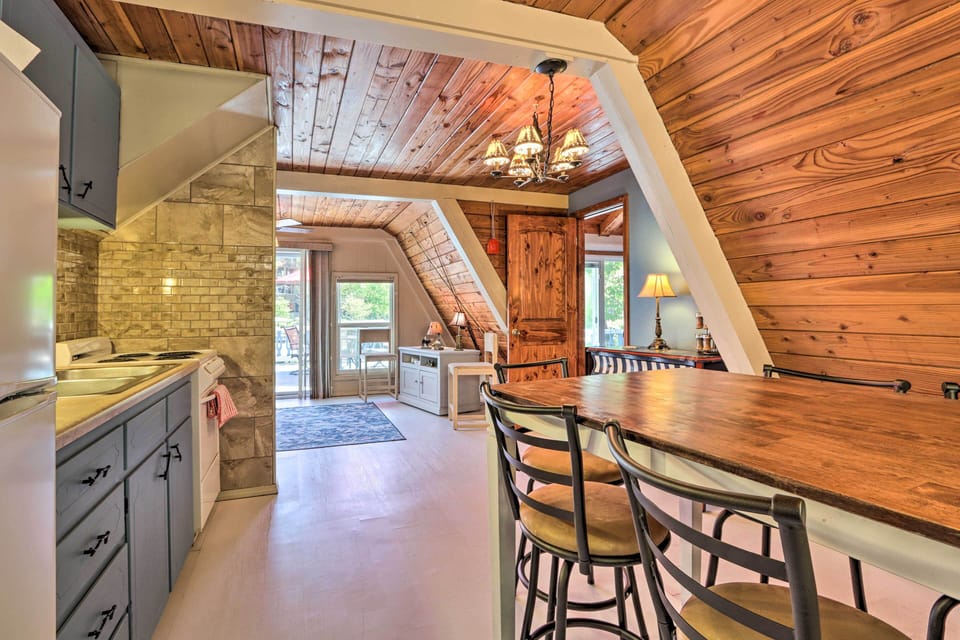 Kitchen | Dining for 6