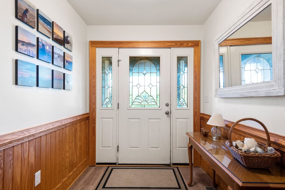DU913: Rescued | Mid Level Foyer