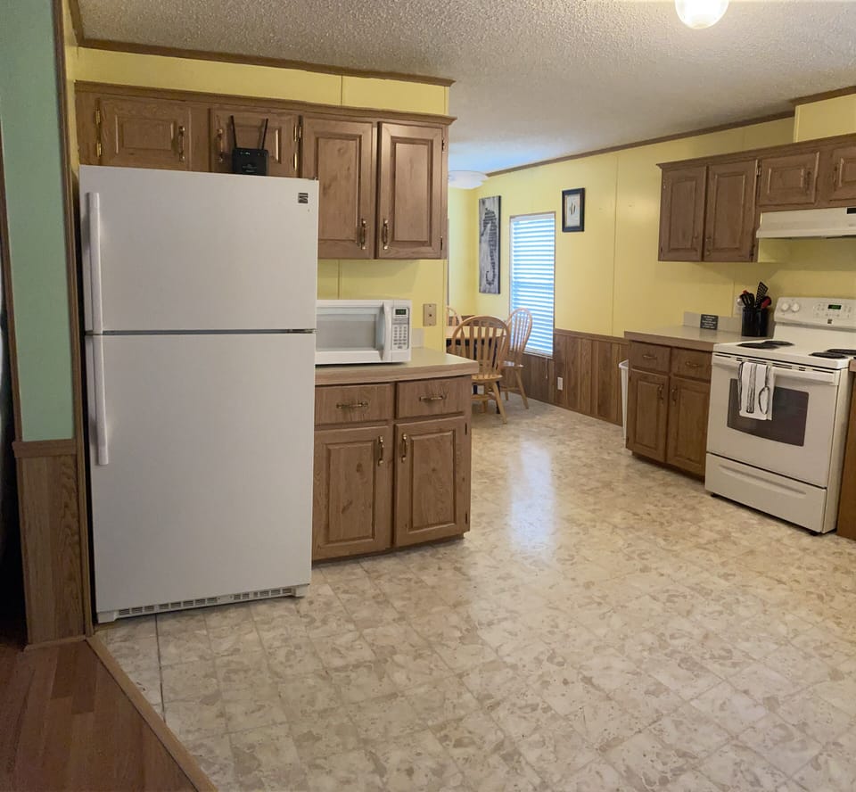 Fridge with ice maker 