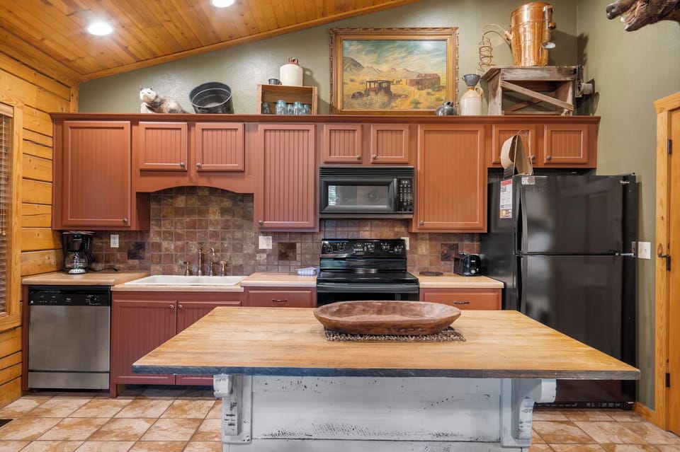 Fully Equipped Kitchen with Full-Size Appliances and Dining Table for Two