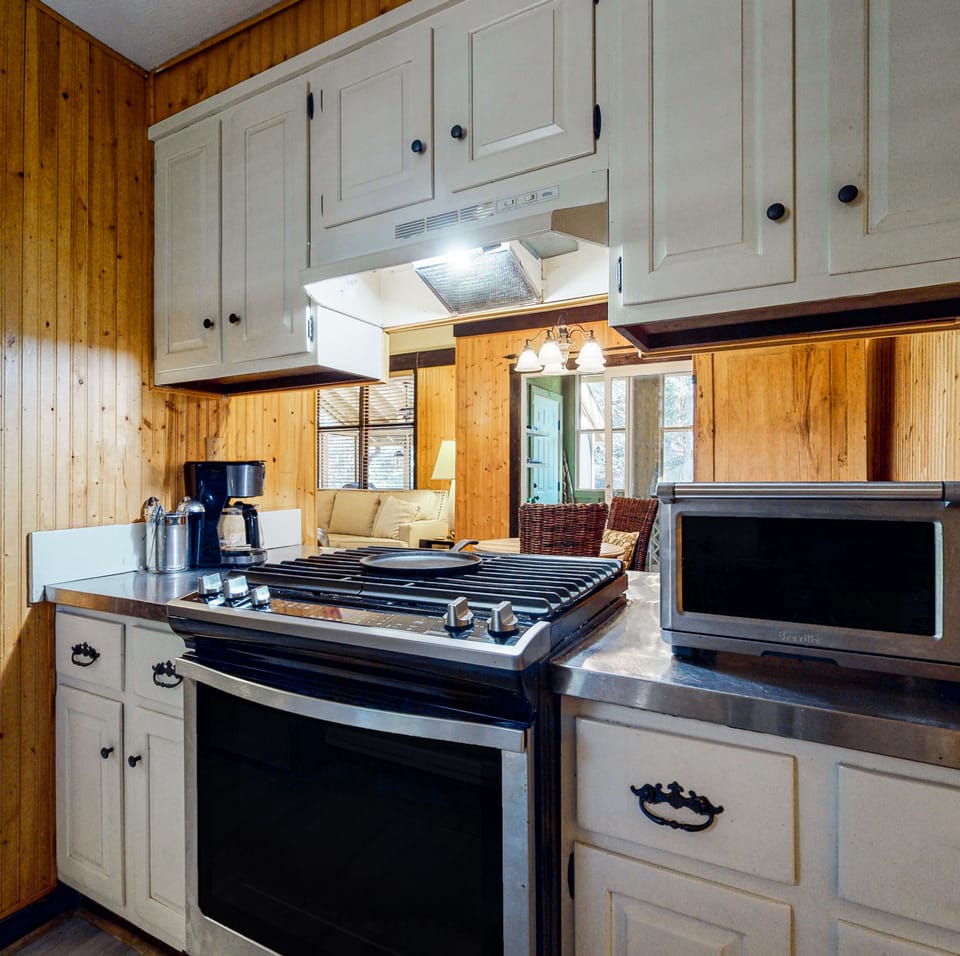 Fully equipped kitchen with Gas Range and Coffee Station