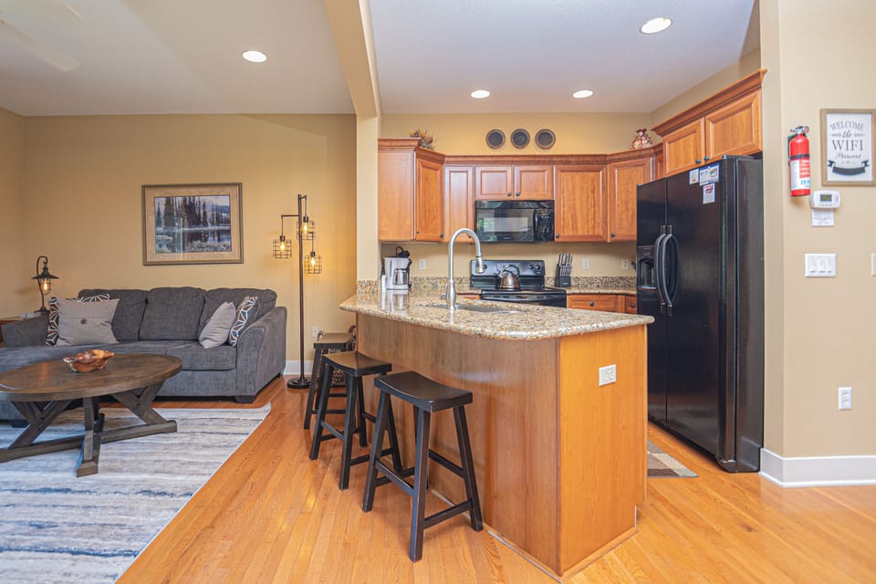 Full Kitchen w/ Breakfast Bar Seating for 3