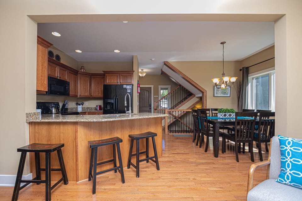 Full Kitchen w/ Breakfast Bar Seating for 3