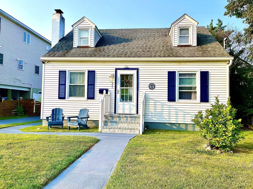 Front view of the authentic 1950s seaide cottage with irish welcoming style 