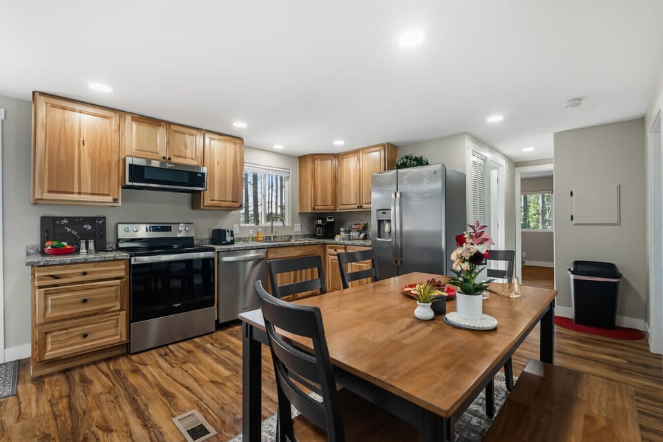 Seating for 6 in this fully equip kitchen