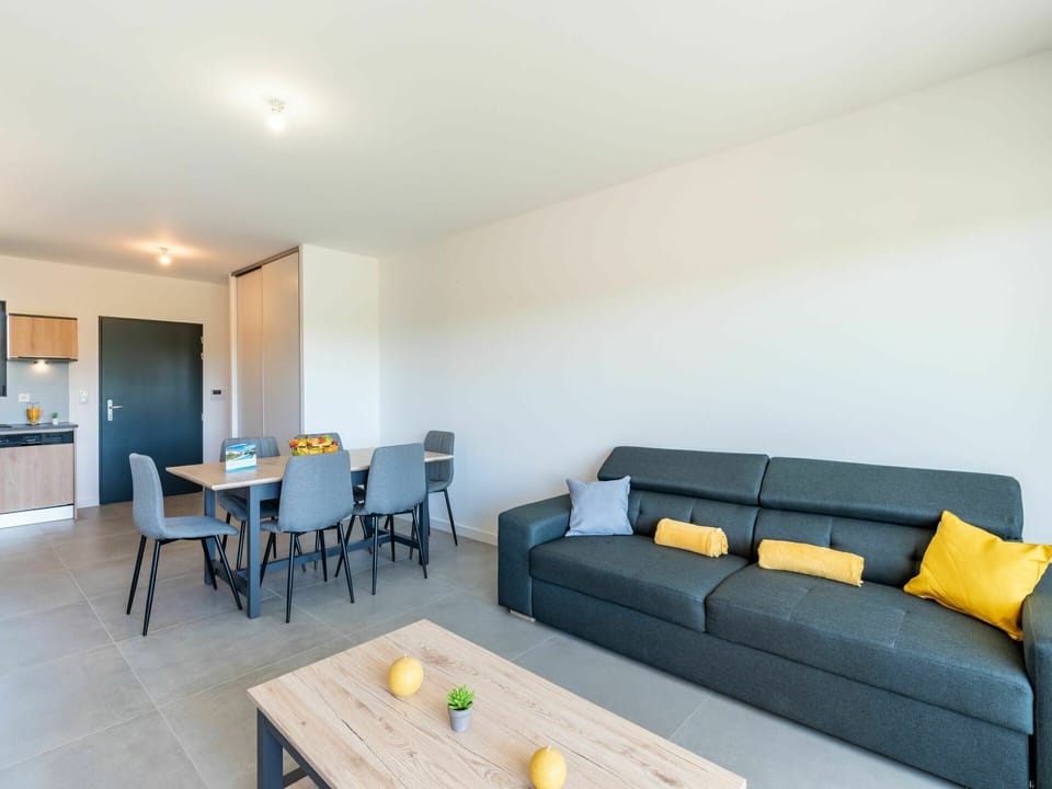 Table, Couch, Furniture, Building, Interior Design, Studio Couch, Living Room, Comfort, House, Floor