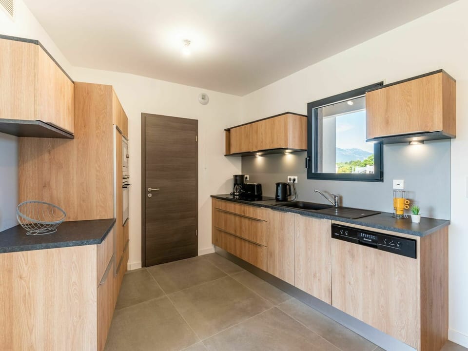 Countertop, Cabinetry, Property, Kitchen, Building, Wood, Kitchen Appliance, Sink, Lighting, Home Appliance