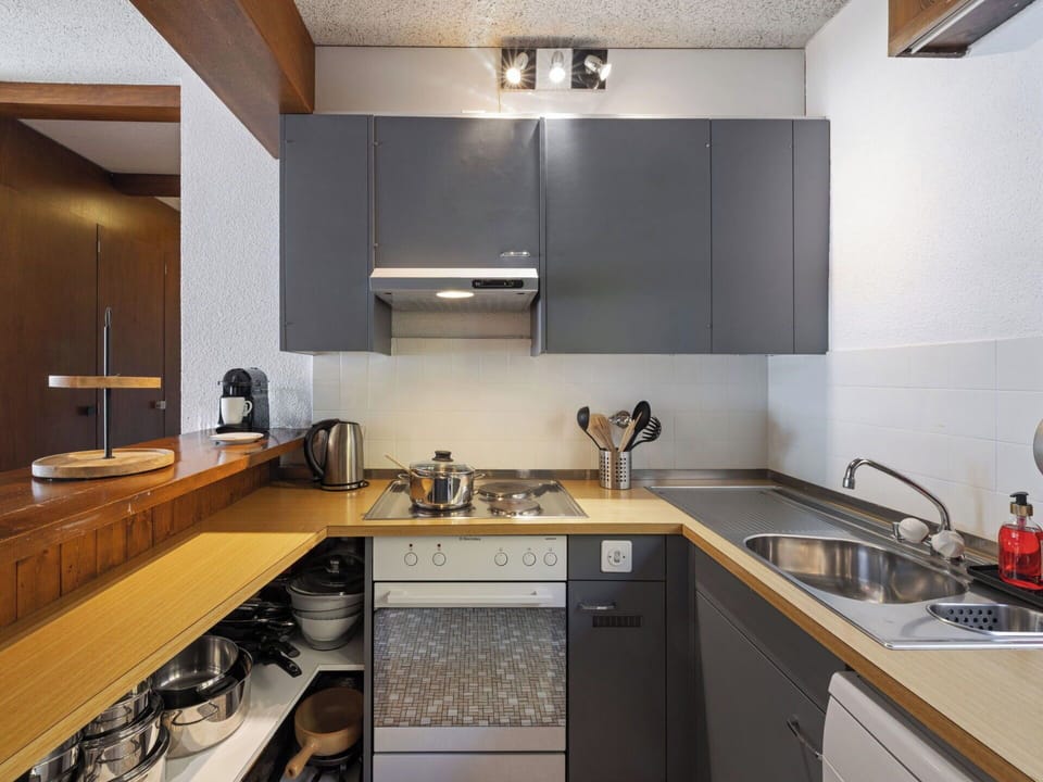 Kitchen Appliance, Kitchen, Countertop, Cabinetry, Major Appliance, Kitchen Stove, Furniture, Stove, Interior Design, Home Appliance
