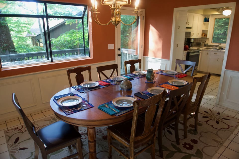 Dining room looking toward kitchen