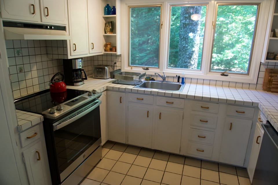 Kitchen (new stove in 2021)