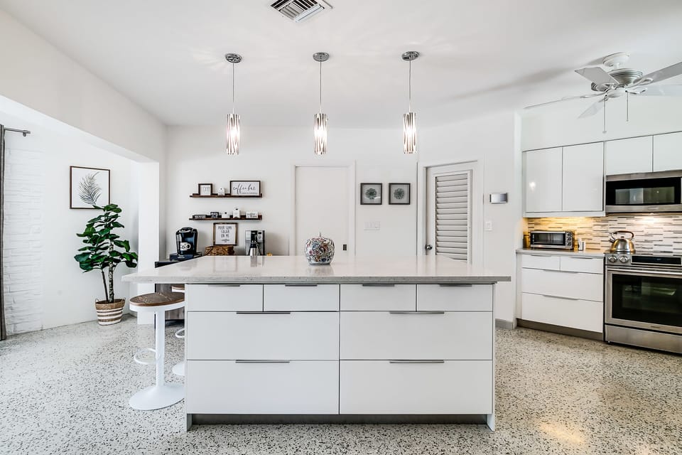 Chef’s kitchen with island – Cook, gather & entertain in style.