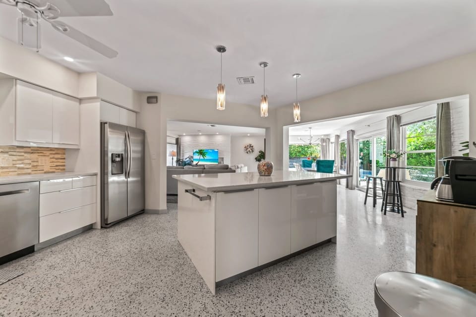 Kitchen island seating – Casual breakfasts & conversations.