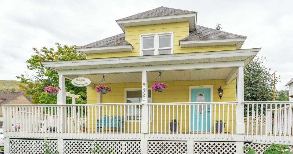 The Yellow Cottage at Lake Chelan
