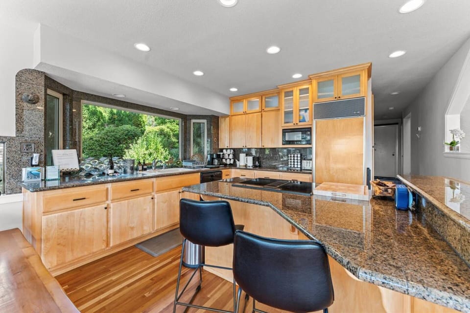 Cook delicious meals for breakfast, lunch, and dinner in this fully equipped kitchen. We suggest grabbing some ingredients from a local farm.