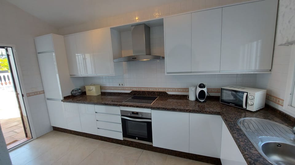 
A fully equipped kitchen featuring a comprehensive range of appliances
