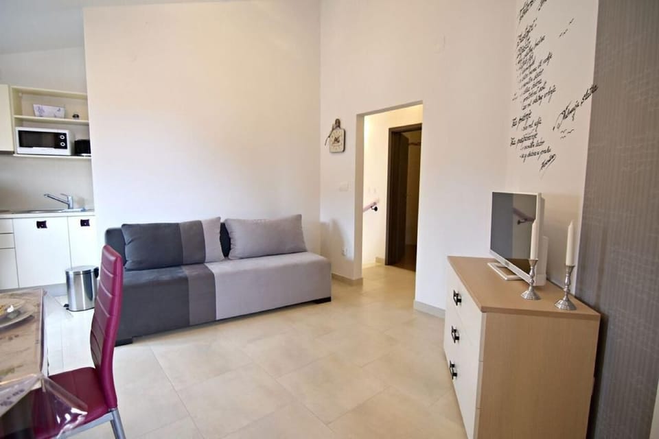 The living area with dining table, sofa bed and equipped kitchen