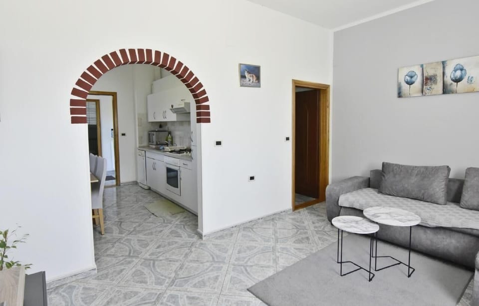 The living room and access to the kitchen.