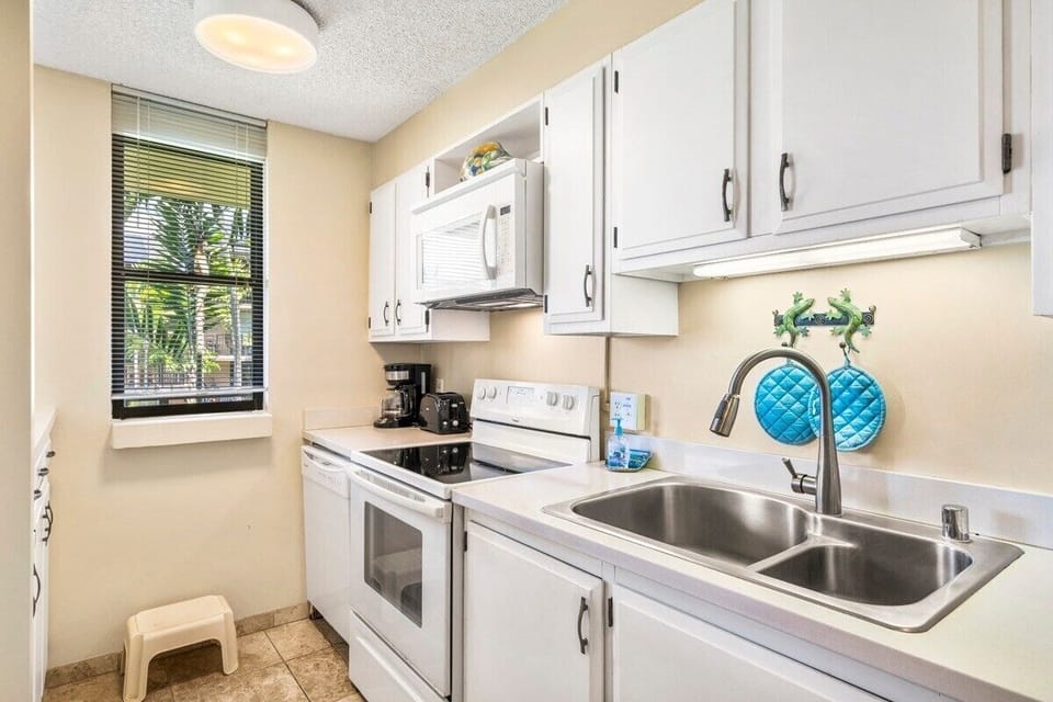 Kitchen with ceramic stove cooktop, microwave, dishwasher and all the amenities.