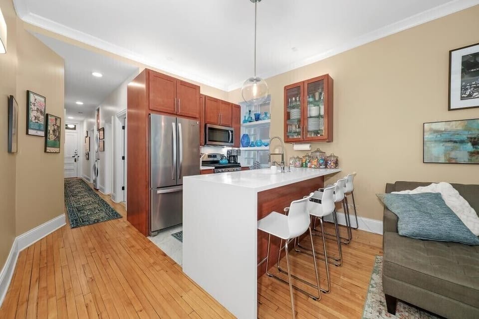 Full Kitchen with Breakfast Bar