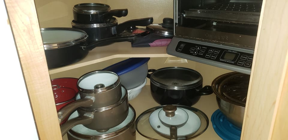 pots & pans, strainer, mixing bowls etc available 