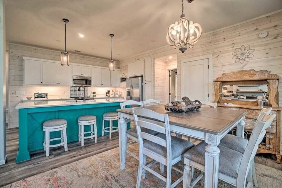 Eat In Kitchen with Dining Room area