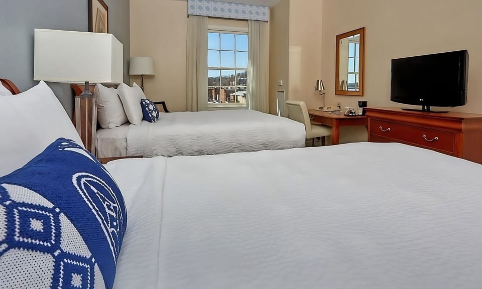 Each unit comes with 2 Queen size beds. Exact units will be assigned upon arrival. Views, colors, and decor may vary.