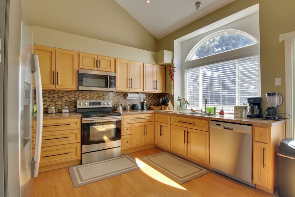 itchen | Main Floor | Stainless Steel Appliances | Spices | Cooking Basics