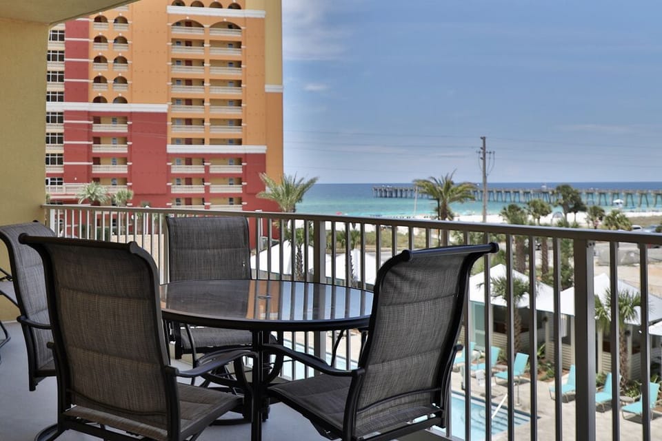 Private balcony with a breathtaking view of the Gulf!