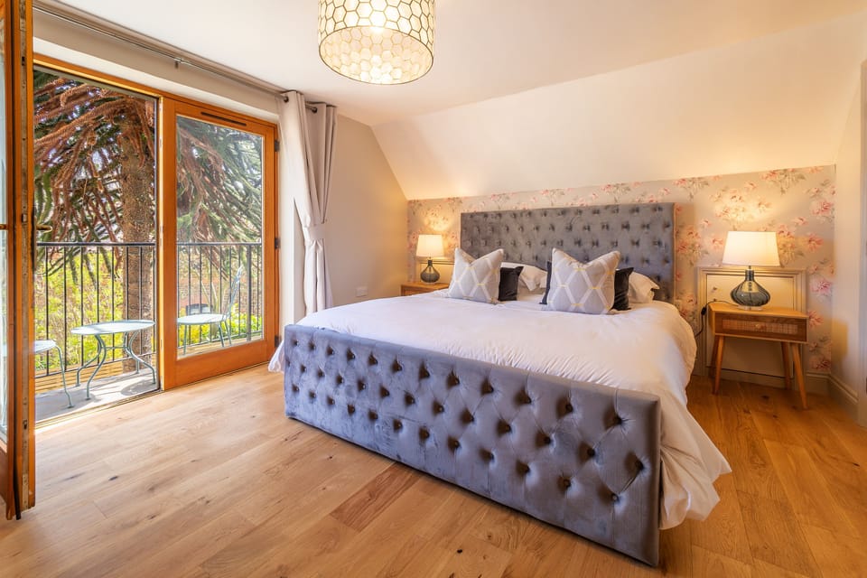 Monkey Puzzle Cottage, Snettisham: Fabulous master bedroom with balcony and freestanding copper bath