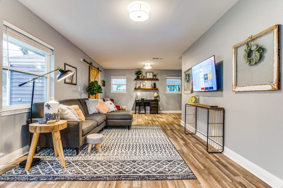 Cozy living room with 55" smart TV! Log in to your own subscriptions and apps!