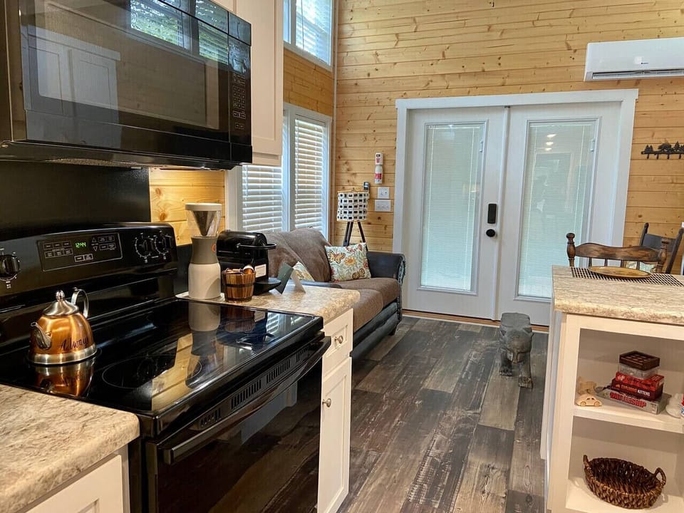 Tiny homes don`t have to limit your culinary capabilities. This kitchen has full amenities. If you prefer not to cook, there are great restaurants nearby: Wildflower Café  (Voted best Cafe` in Alabama). The Hatter Cafe (southern comfort food).