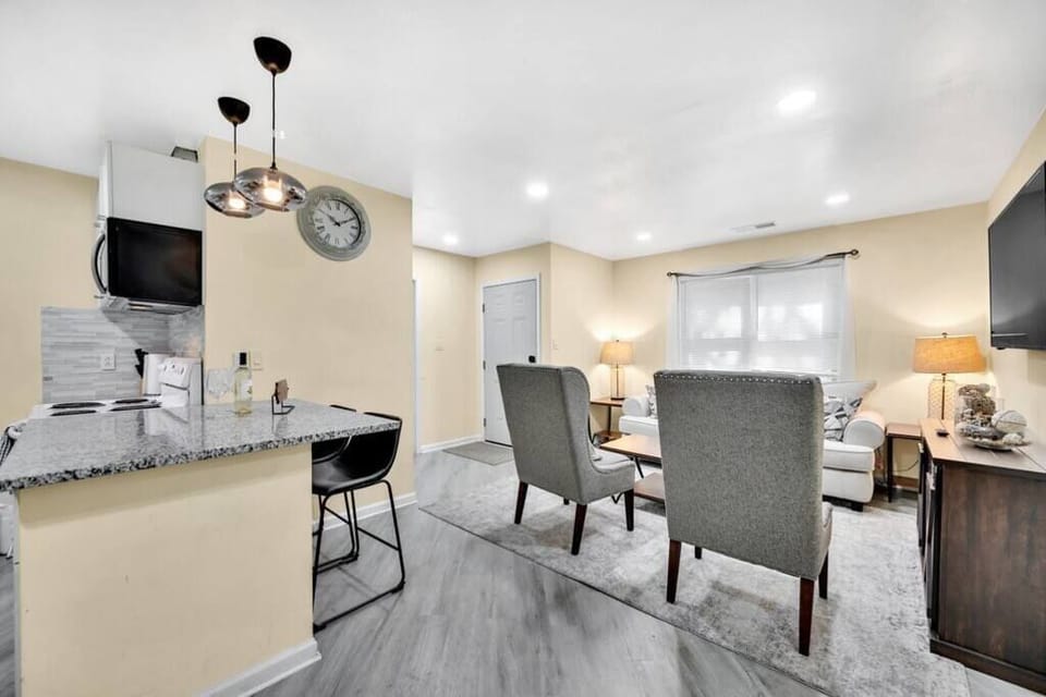 Cozy 2 Bedroom Pineville-Matthews Duplex w/Hot Tub House in Pineville