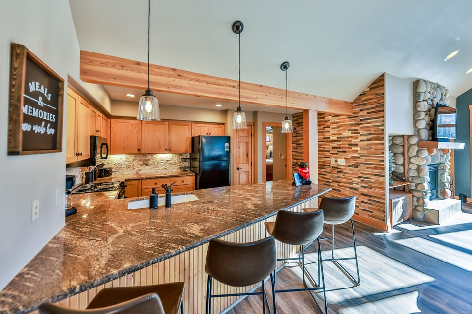 Seating for 4 at the kitchen counter