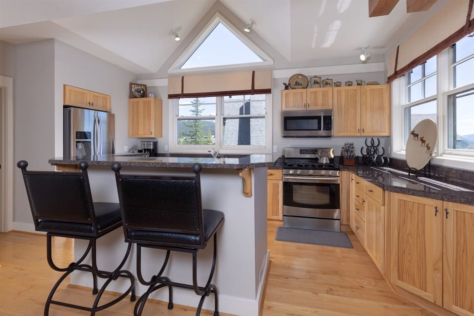 Beautiful kitchen with island, counter seating, all appliances