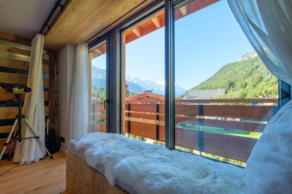 Master bedroom and bedrooms 2+3 all have reading/relax bench with stunning views