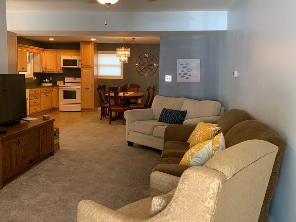 Bikini Bottom Gathering Space -Open to Kitchen Dining Space 