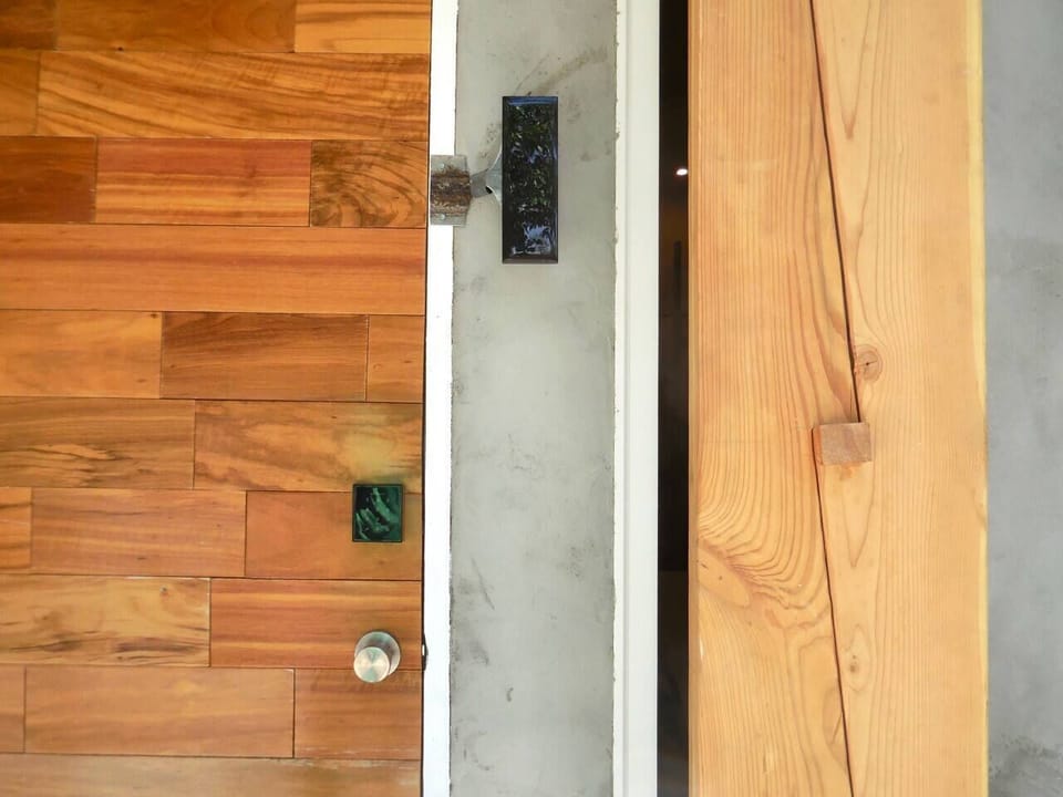 Entry with electronic lock