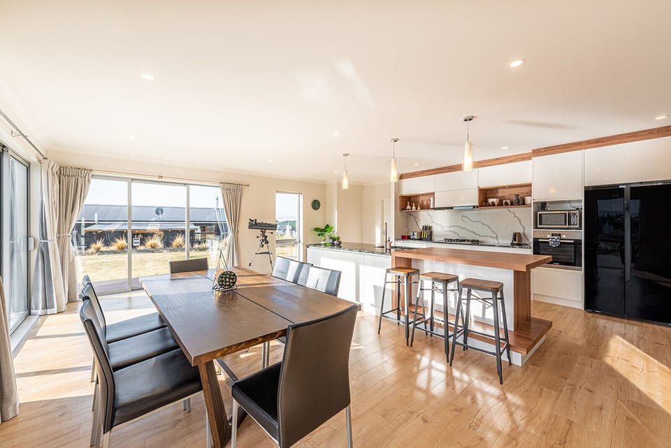 Super House-3 Bedroom Lounge & Kitchen