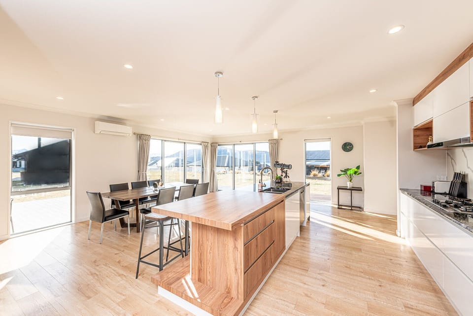 Super House-3 Bedroom Lounge & Kitchen