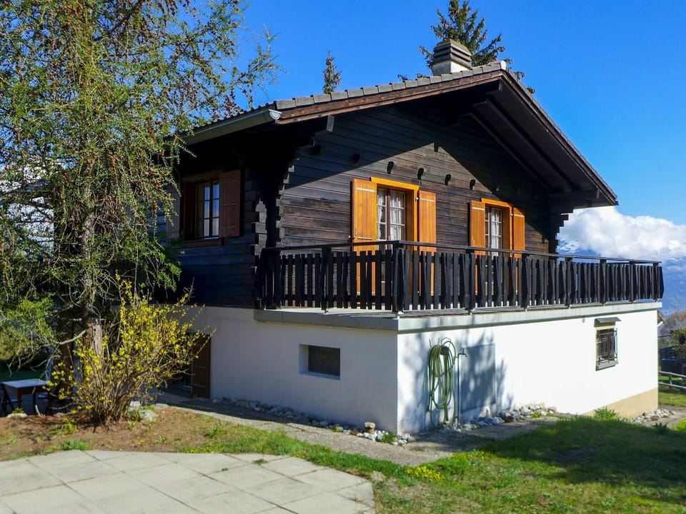 Plant, Sky, Property, Window, Building, House, Land Lot, Cloud, Cottage