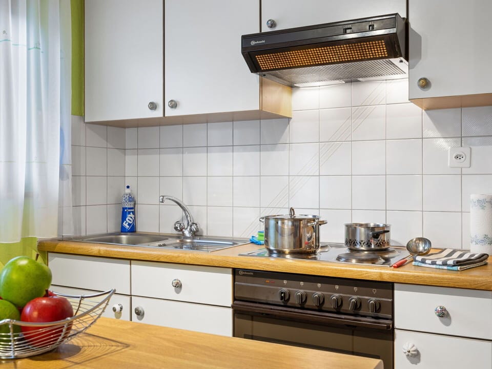 Countertop, Cabinetry, Property, Kitchen Sink, Kitchen, Building, Kitchen Stove, Kitchen Appliance, Wood, Home Appliance