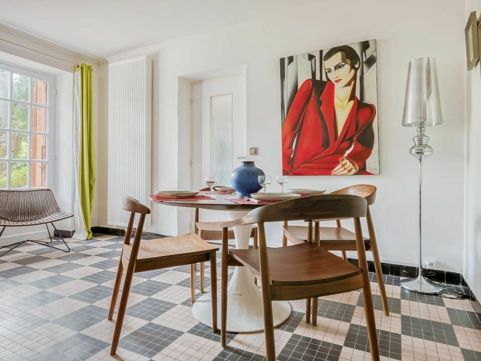 Table, Property, Furniture, Picture Frame, Interior Design, Wood, Comfort, Window, Flooring, Floor