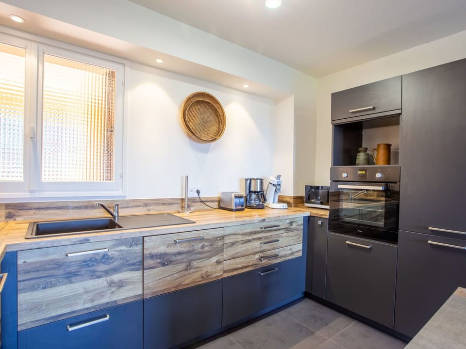 Cabinetry, Property, Building, Countertop, Wood, Window, Interior Design, Floor, Flooring, Kitchen