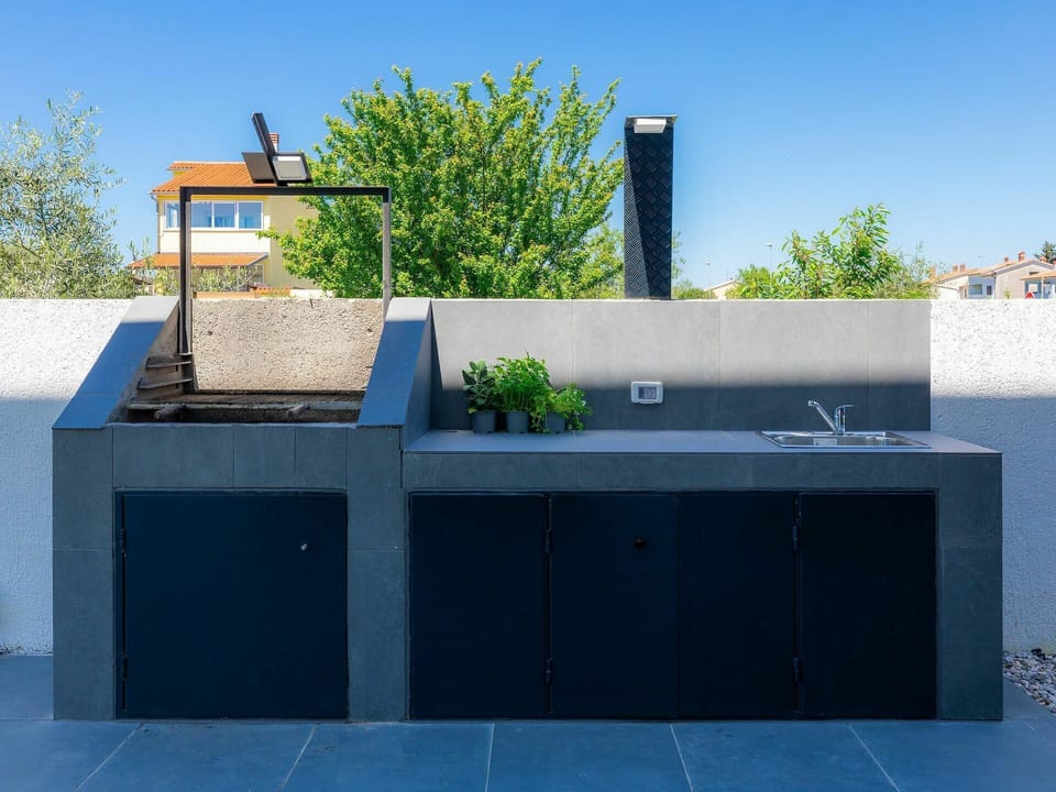 Sky, Daytime, Property, Building, Window, Azure, Rectangle, Plant, Tree, House