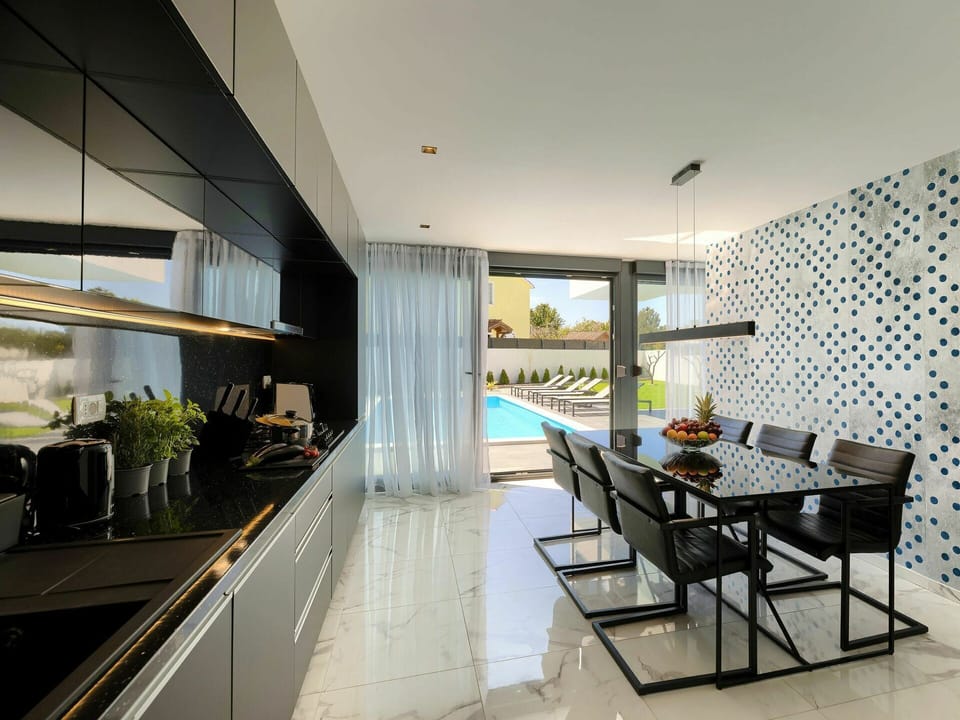 Table, Furniture, Plant, Houseplant, Cabinetry, Building, Countertop, Kitchen, Chair, Living Room