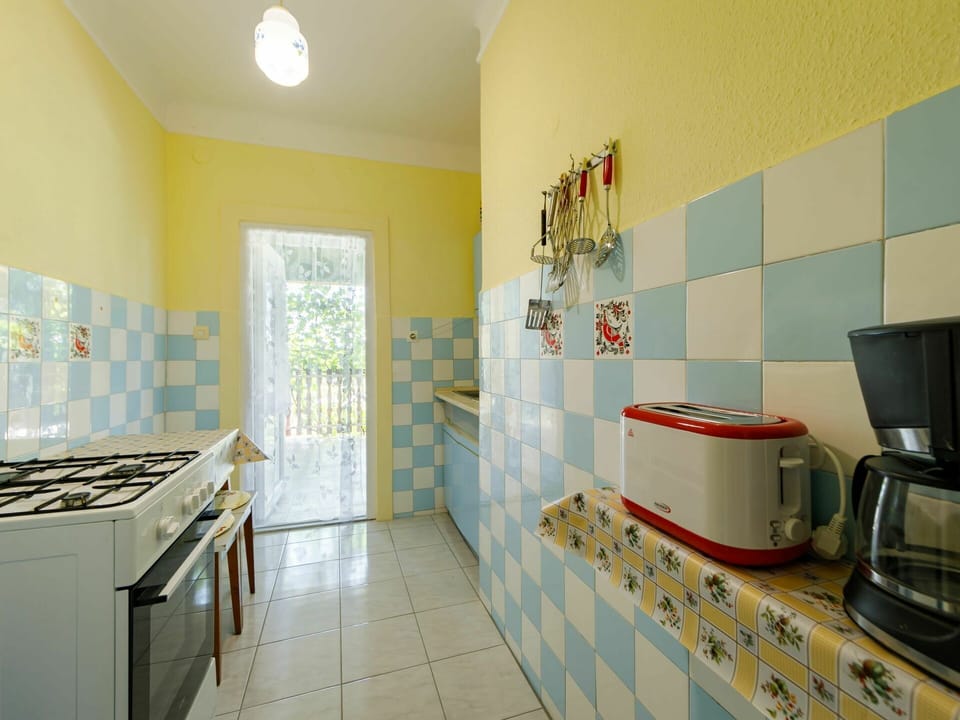 Property, Cabinetry, Building, Gas Stove, Kitchen Stove, Countertop, Kitchen, Kitchen Appliance, Cooktop, Interior Design